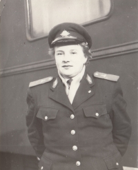 Anna Sazamová při práci na dráze v Táboře v 60. letech 20. století