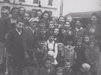 Děti z internačního tábora - šipkou je zaznačena pamětníkova sestra Rosemarie