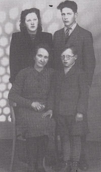 Pamětník (nejmenší) s matkou, sestrou Rosemarie a bratrem Ottou
