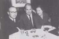 Pamětník a jeho sestra Růžena při setkání s bratrem Helmutem ve Vídni, r. 1964