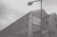 Budova internačního tábora - šipkou je zaznačeno místo, kde Koblerovi přebývali