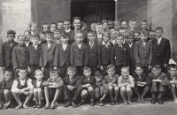 Obecná škola v Ivančičích, pamětník je čtvrtý zprava dole