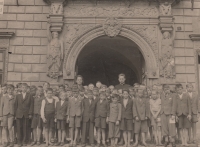 Obecná škola Ivančice, 4. ročník, 1944, pamětník je čtvrtý zprava dole