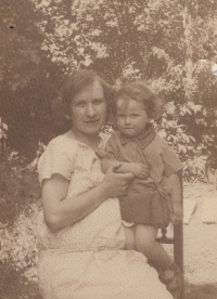 Pamětníkova matka se sestrou Rosemarií