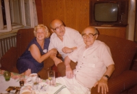 Pamětník, jeho druhá žena Marie a jeho otec Julius při návštěvě v Československu, 80. léta 20. století