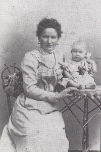 Pamětníkova matka Jana (Johanna), jako kojenec se svojí matkou