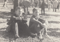 Jiří Beran vpravo a kamarád horolezec Miroslav Šmíd asi v 11 letech