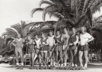 Jiří Beran čtvrtý zleva v běžkařském reprezentačním družstvu Československa při tréninku na Makarské riviéře v tehdejší Jugoslávii, 70. léta