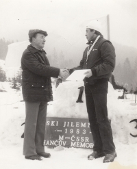 Jiří Beran vpravo s lyžařem Jaroslavem Cardalem, Hančův memoriál, 1983