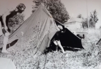 Jan Tahotný, manžel Milady Tahotné, se synem Petrem, 1. pol. 70. let