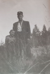 Otec Josef Kozel s Petrem Kozlem, starším bratrem Milady Tahotné, po příjezdu do Polné, 1950