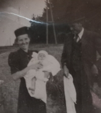 Milada Tahotná (v peřince) s rodiči, 1949