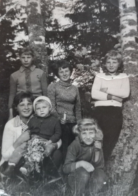 Milada Tahotná (uprostřed) s partou dětí z Polné (Gajdošovi a další), kol. 1963