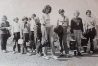 Milada Tahotná (třetí zprava) s partou dětí z Polné, kol. 1963