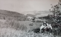 Milada Tahotná s manželem Janem Tahotným, pohled od Květušína na Hořice na Šumavě, 1968–1969