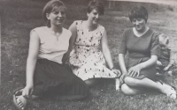 Milada Tahotná (uprostřed) s Kristýnou Kortišovou, 2. pol. 60. let