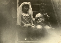 Hraní si na svatbu. Pavlo Kozlenko s kamarádkou, 1973

