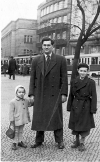 Miroslav Drozd se sestrou a tatínkem