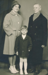 Otec pamětnice Robert Patlevič (vpravo) s nejmladší dcerou Emílií a vnukem Antonem Slivkou, rok 1963