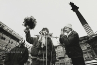 Břetislav Rychlík (uprostřed) s Miroslavem Donutilem (vlevo) během Sametové revoluce na náměstí Svobody v Brně