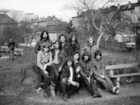 Před "Armáďákem" v Chomutově, Vladimír Lichtenberk nahoře vpravo, 1981