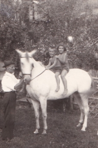 Liduška s bratrem na koni