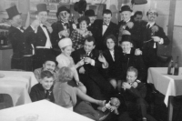 Pamětník (sedící u stolu první zprava) na svatbě kolegy Jana Fassmana v Příhrazích, cca 1966