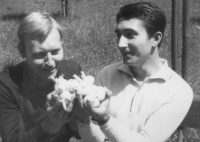 Pamětník (vlevo) s Jiřím Motalem při Mistrovství Evropy cestovních vozů, Anglie, 1978