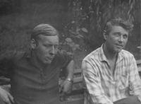 Pamětník (vlevo) s Oldřichem Horsákem, jemuž dělal spolujezdce, Rallye Beroun, 1965