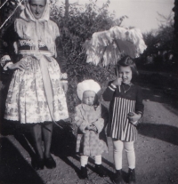 Maminka s Liduškou a bratrem Jaroslavem