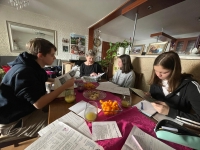 Eva Haniaková při nahrávání svého vyprávění s týmem Příběhů našich sousedů