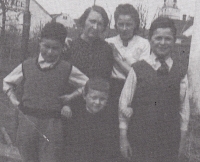 Pamětník (nejmladší dole) se sourozenci