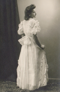 Zlata Wálová v době, kdy chodila do tanečních