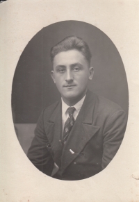 Strýc Vladimír Polic (z otcovy strany), zemřel za války v roce 1944