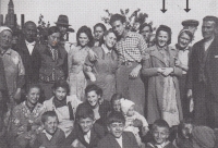 Fotografie z internačního tábora - šipkami je označena Jana, pamětníkova matka, a sestra Rosemarie