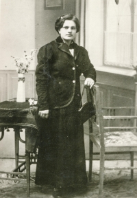 Babička Olga Vysloužilová, rok 1928