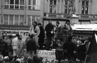 Provizorní pódium na náměstí Svobody v Brně během Sametové revoluce. Břetislav Rychlík (vpravo), Miroslav Donutil (uprostřed s papírem v ruce)