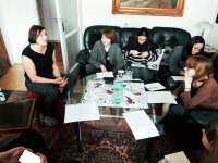 Michaela Piňosová při natáčení svého vyprávění pro projekt Příběhy našich sousedů