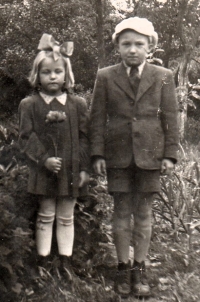 Jana se svým bratrem roku 1943