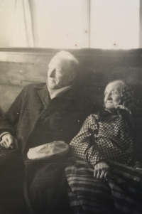 Tatínek František Matouš se svojí maminkou Ludmilou Matoušovou, roz. Millerovou, v roce 1960
