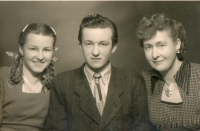 Jana s bratrem Josefem Nepustilem a maminkou Zdenou v době stěhování do Kopist