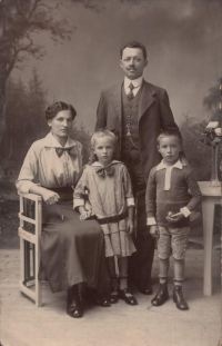 Prarodiče pamětníka s jeho maminkou, 1914