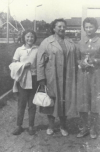 S nejmladší sestrou Janou a maminkou na výstavě Země Živitelka v Českých Budějovicích, 1973