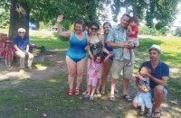 Plavání s Hanou (Greenfieldovou, roz. Lustigovou) – zleva Jiří Lustig, dcera Hany Greenfieldové Meira Partem a další příbuzní a účastníci, Kolín, 2022   