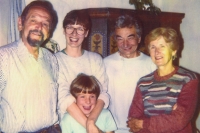 Zleva Richard Glazar, dcera Kateřina Vozobulová, vnučka Kateřina, Jiří Lustig, manželka Hana Lustigová, Javorník, 1996                