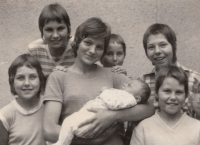 Rodina paní Kvapilové v dětství s miminkem (David, syn sestry Aničky). Zleva Olga, Zdislava, Věra, Hedvika, Marie a Eva