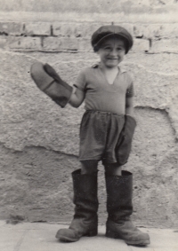 Manžel pamětnice Tomáš Kvapil jako malý kluk v pracovním obleku svého otce – právníka, nuceného pracovat u technických služeb