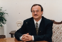 Manžel pamětnice Tomáš Kvapil v roce 1998 ministrem pro místní rozvoj