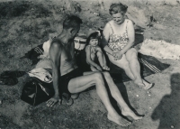 Klára Jirásková s prarodiči Marií a Oldřichem Novotnými, Hradec Králové, 1969