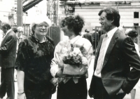 Klára Jirásková s rodiči po promoci, Praha, 1989